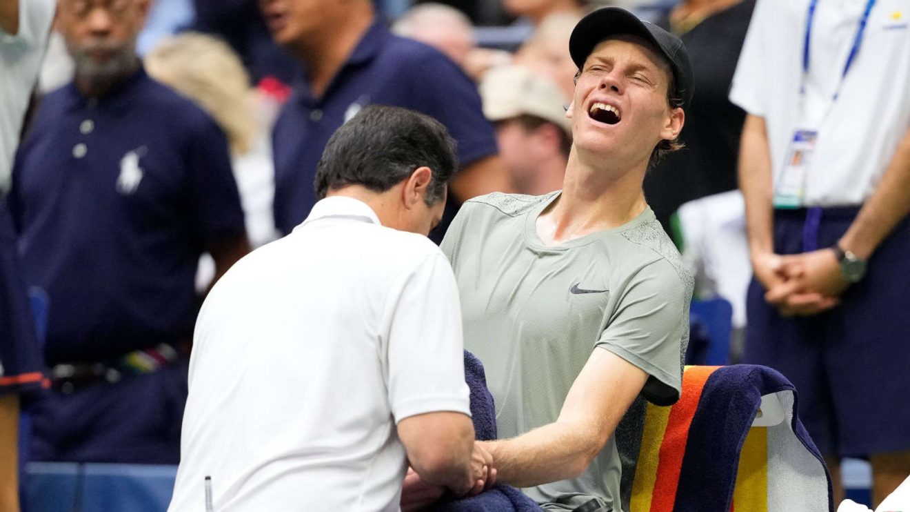 Jannik Sinner receives treatment