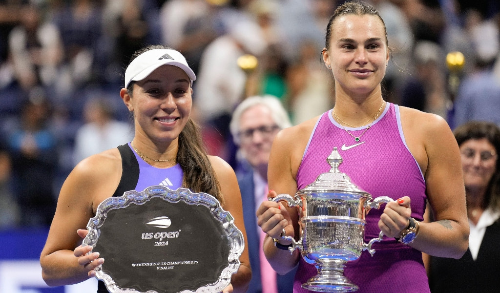 Jessica Pegula and Aryna Sabalenka pictured at their 2024 US Open presentation ceremony