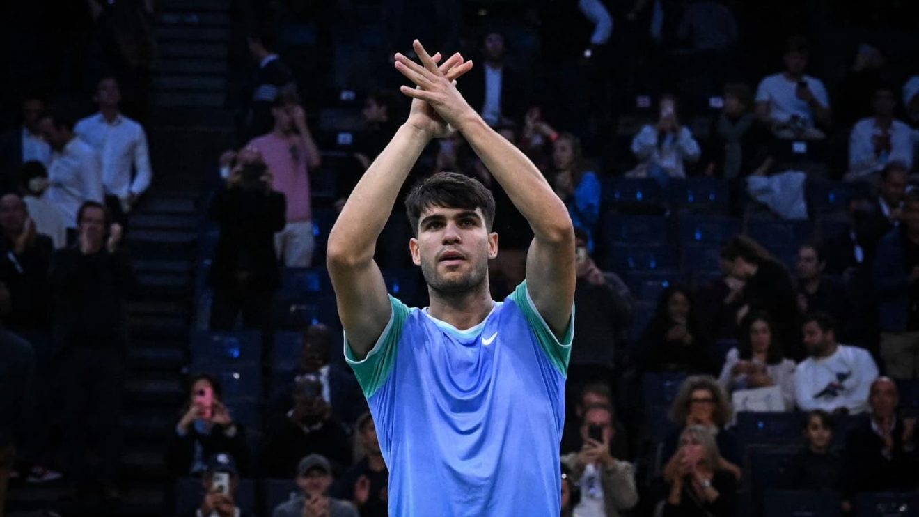Carlos Alcaraz applauds the crowd after his victory at the 2024 Paris Masters