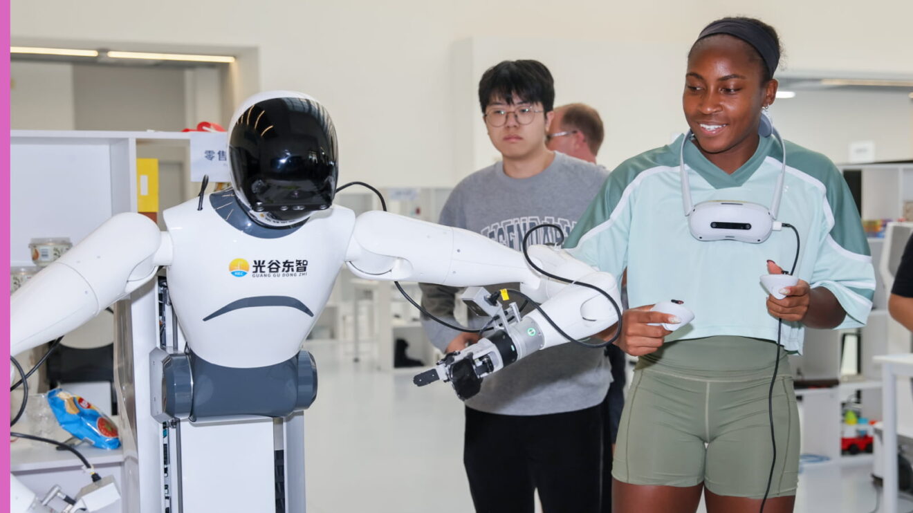 Coco Gauff spent an aftenoon with robots in Wuhan