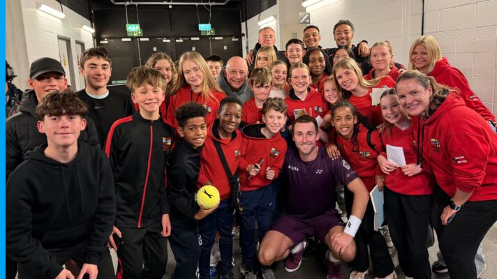 Casper Ruud with the kids from the Bedfordshire County tennis squad