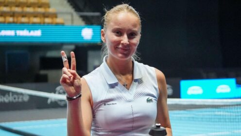 Pictured: Polina Kudermetova doing the 'peace' sign.