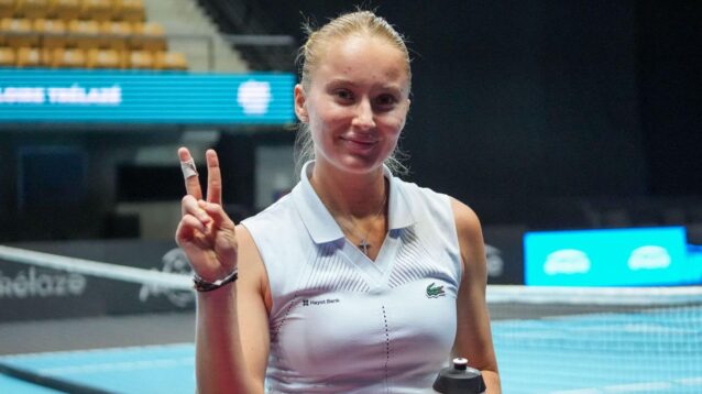 Pictured: Polina Kudermetova doing the 'peace' sign.