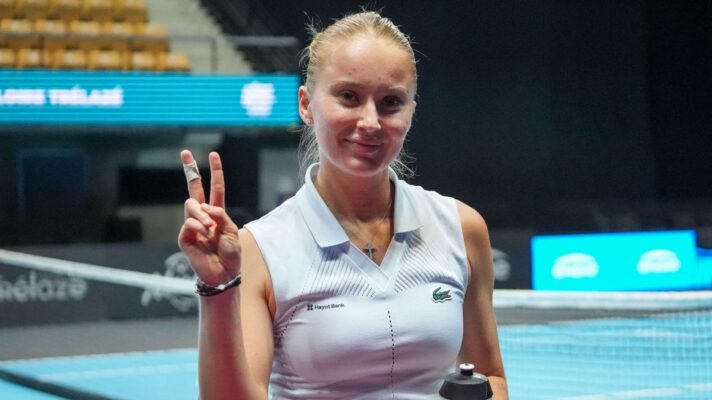 Pictured: Polina Kudermetova doing the 'peace' sign.