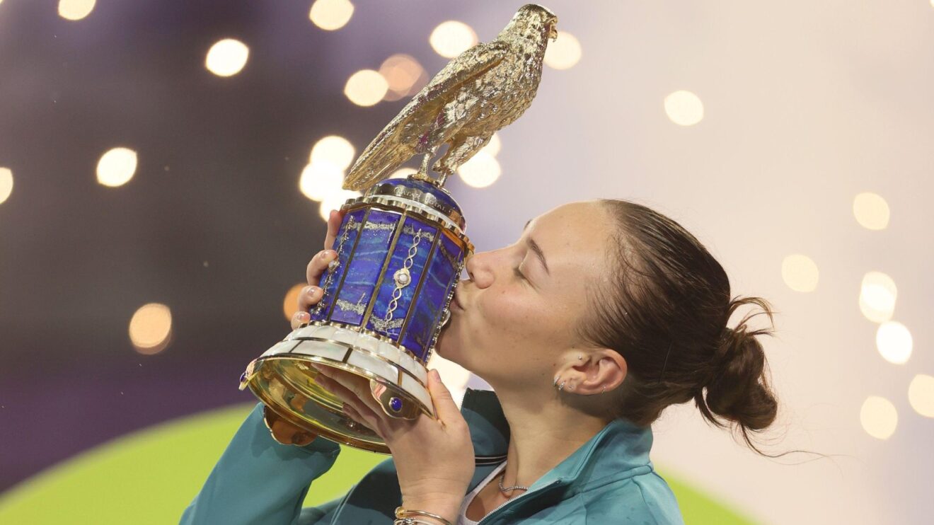 Pictured: Amanda Anisimova kisses the Qatar Open trophy.