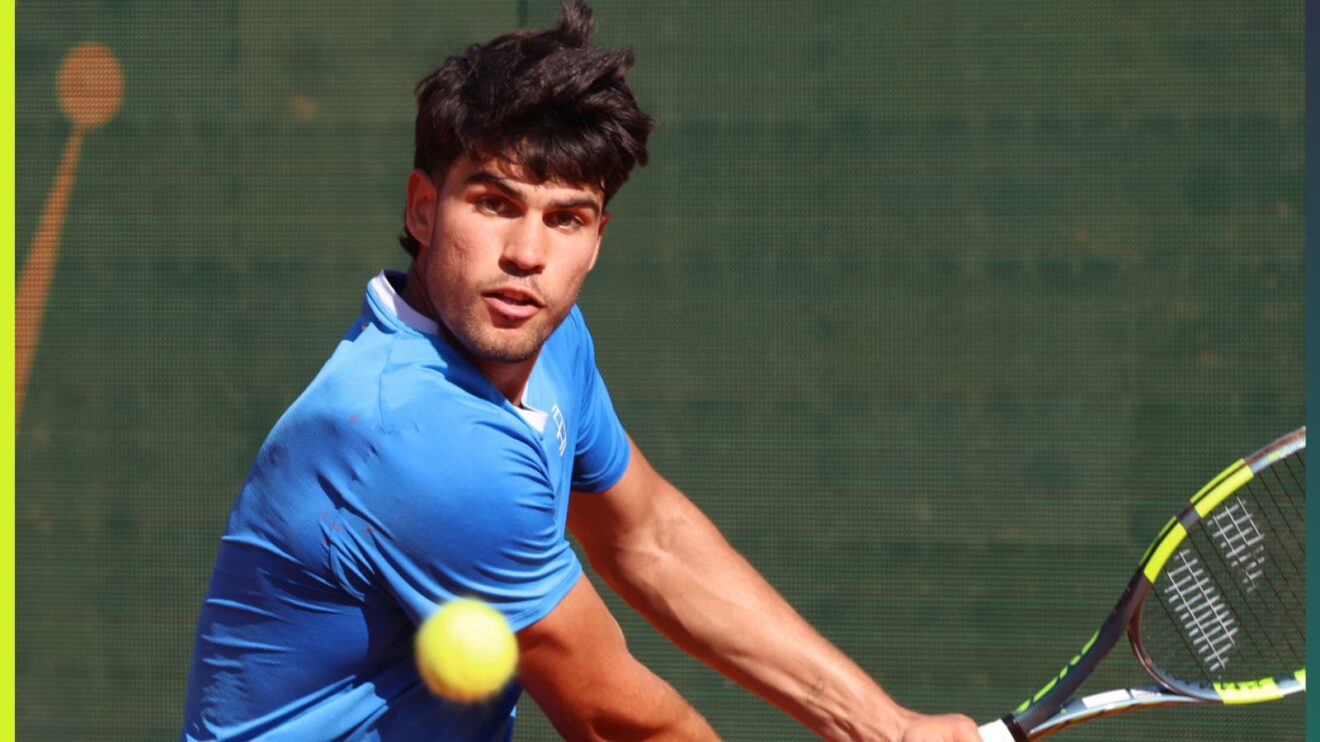 Carlos Alcaraz hits a backhand in Monte Carlo