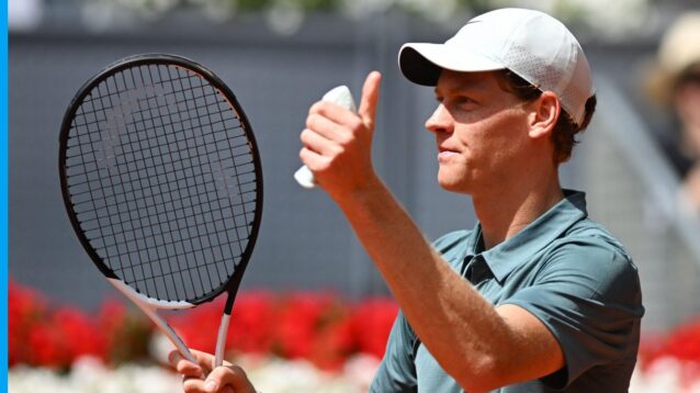 Jannik Sinner gives a thumbs up