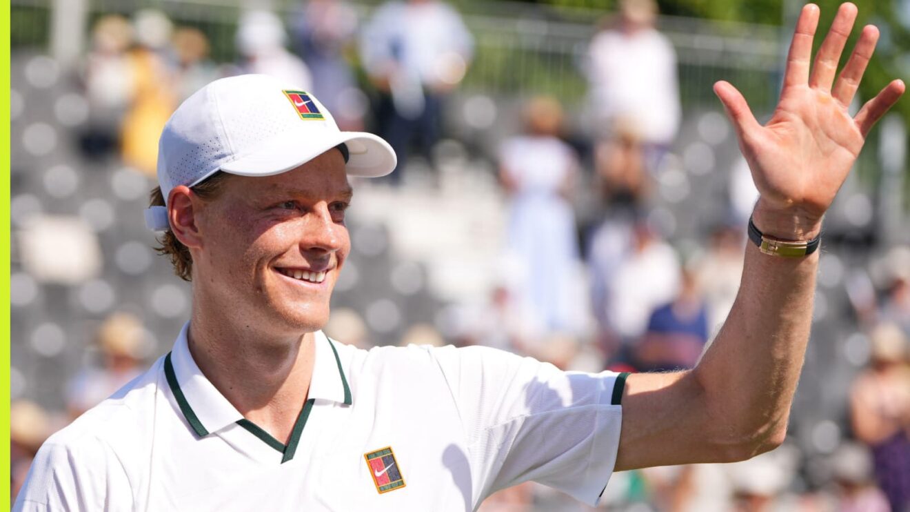 Jannik Sinner waves to the crowd