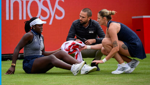 Pictured: Karolina Pliskova checks on Victoria Mboko