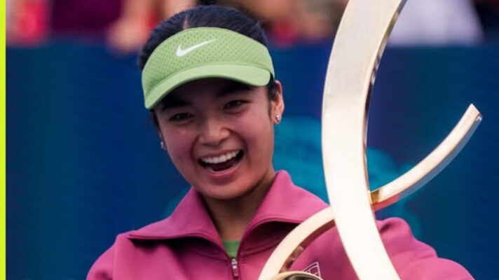Alex Eala with the Washington DC trophy