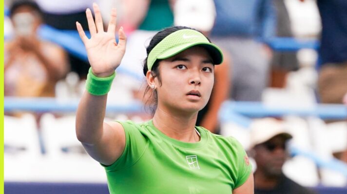 Alex Eala waves to the crowd
